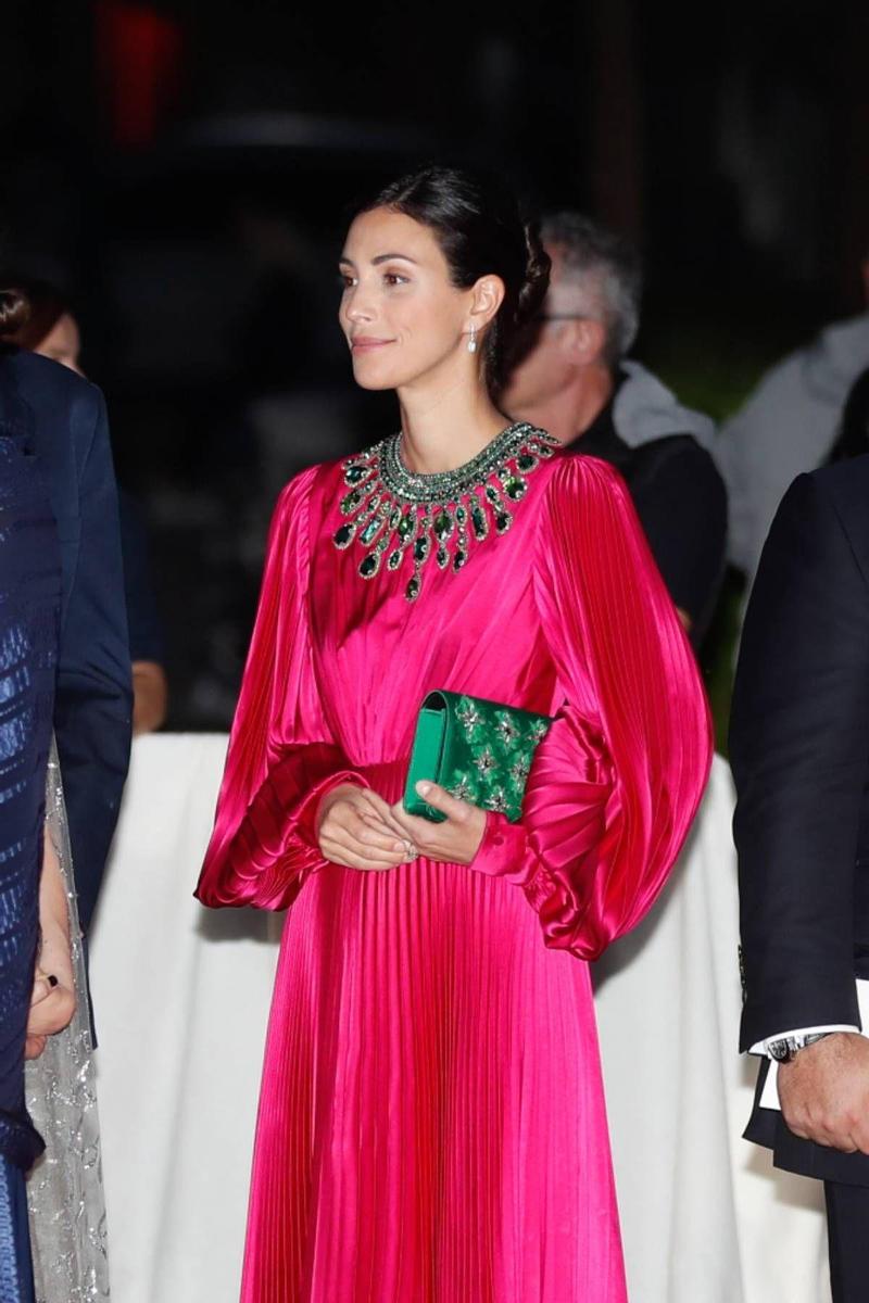 Alessandra de Osma con vestido fucsia y complementos en verde