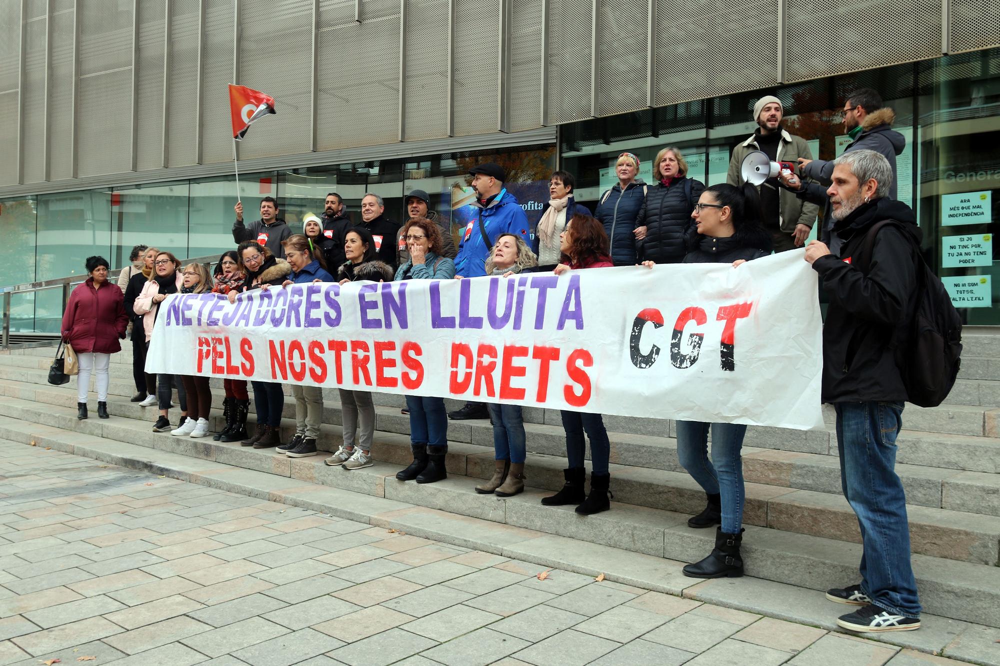 Concentració de les treballadores de la neteja a Girona: «No vivim, sobrevivim!»