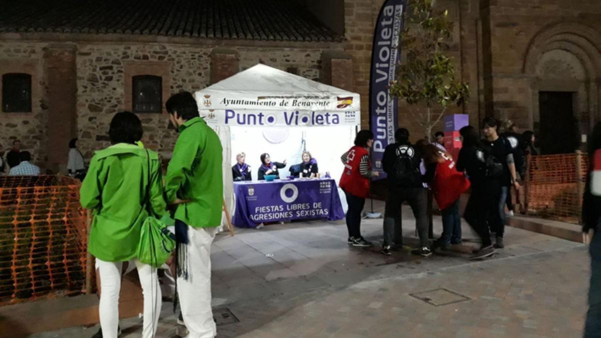 Carpa informativa del Punto Violeta ubicado en Santa María durante las Fiestas del Toro de 2019. | E. P.