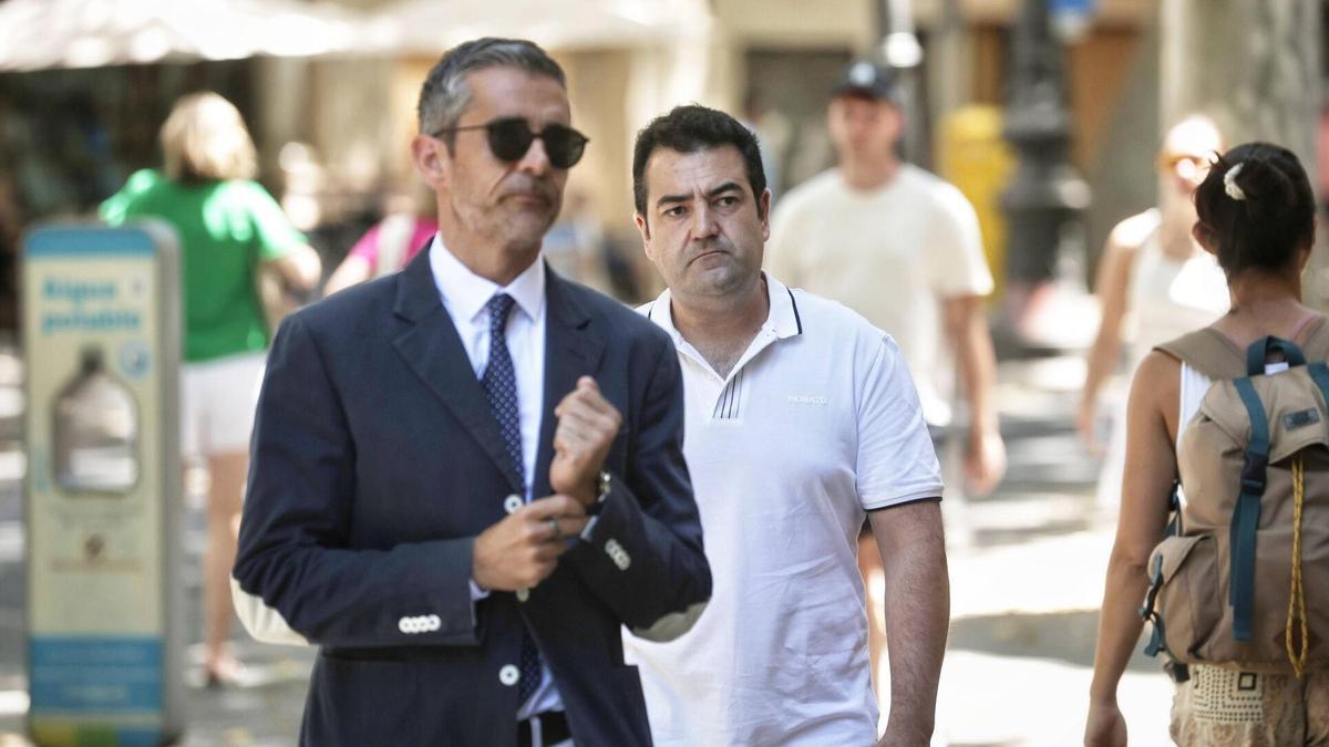 Miquel Terrassa, con polo blanco, junto a su abogado, Jaime Campaner, hoy en la Audiencia Provincial de Palma.