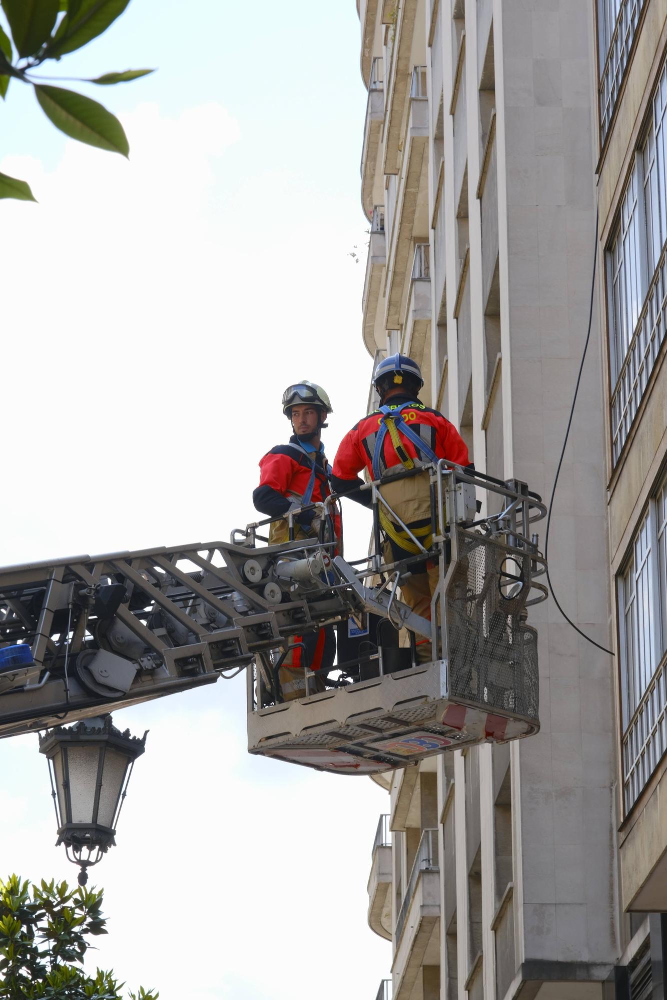 Alarme en la calle Uría de Oviedo por la caída de cascotes en plena vía pública