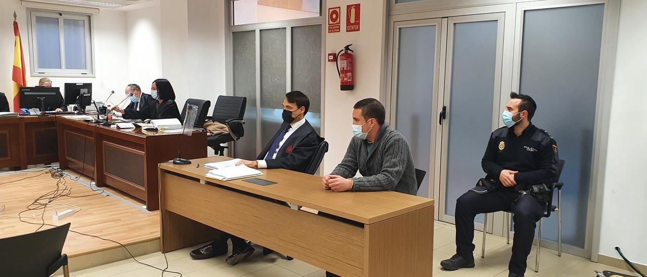 El acusado junto a su abogado el día del juicio en la Audiencia de Alicante.