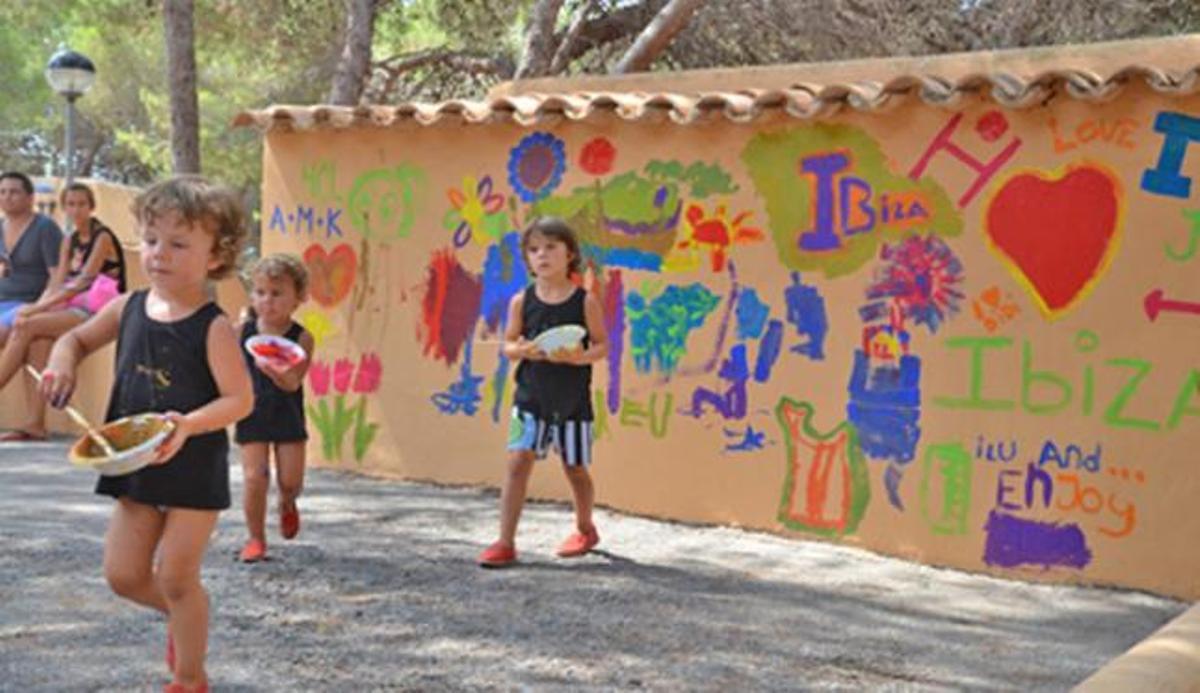 Algunos de los pequeños, ante el muro que acaban de decorar.