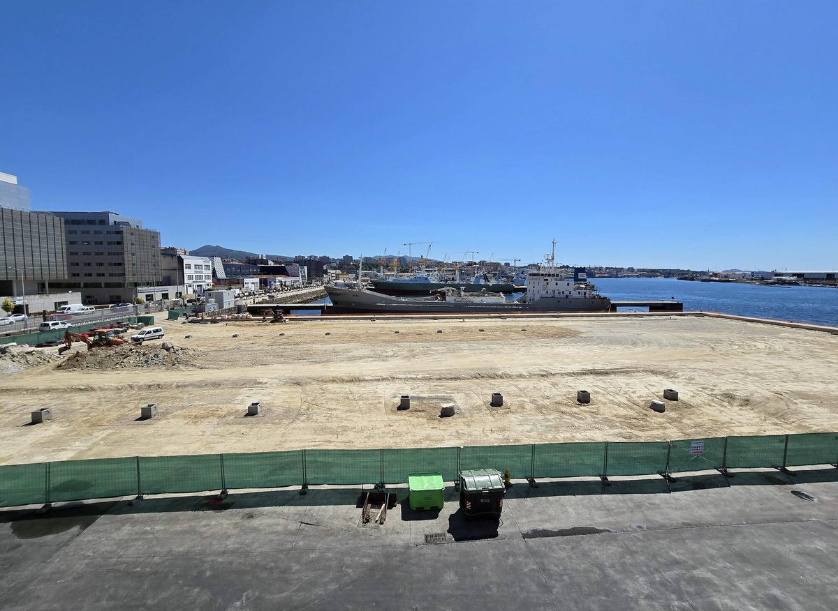 Vigo (Puerto del Berbés). Obras de relleno en una explanada entre el puerto pesquero y el muelle de Beiramar.