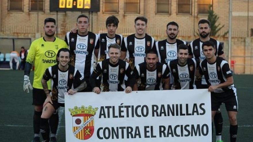 La plantilla del Primera Regional posando en su foto de equipo con un cartel en contra del racismo