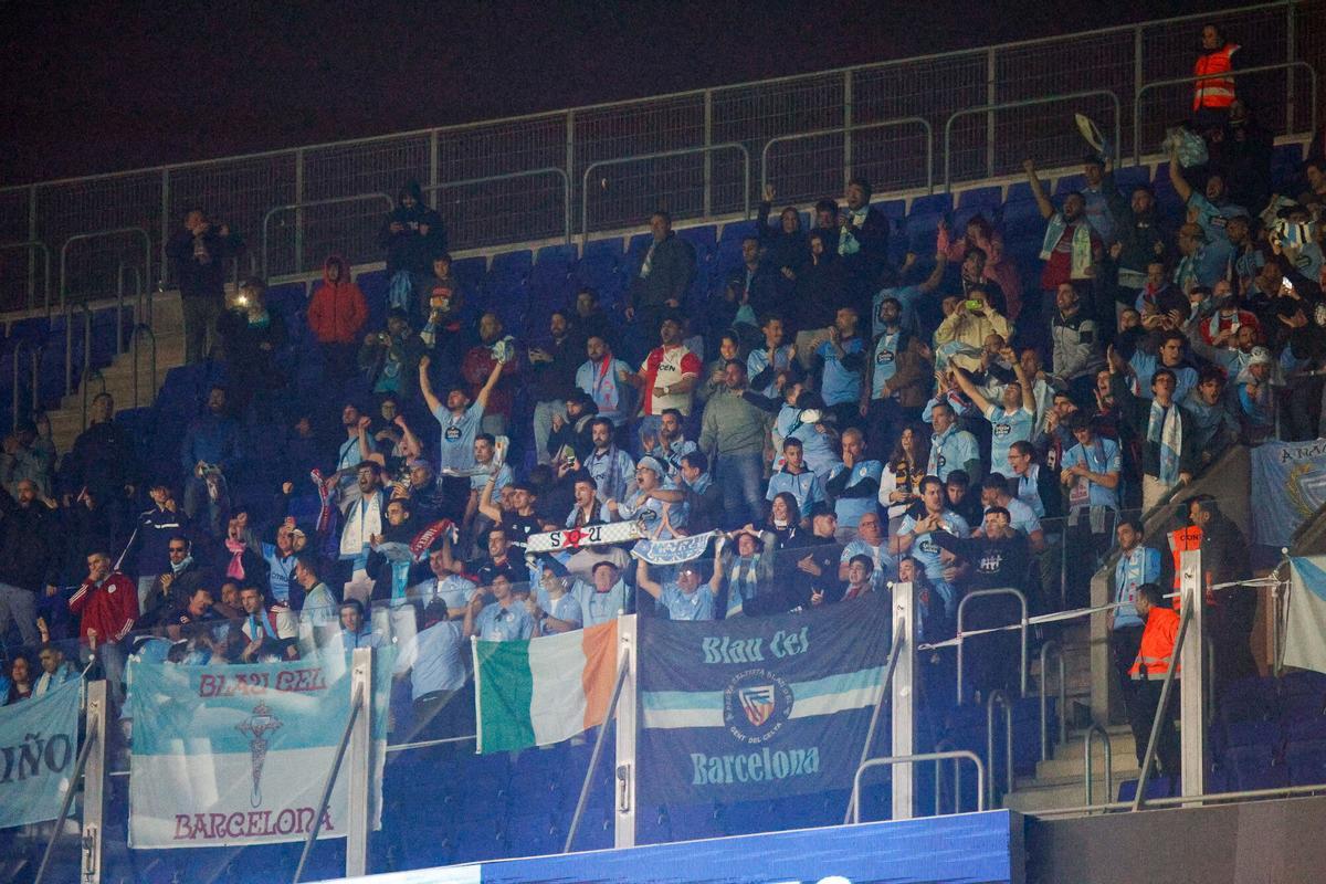 Partido entre el Espanyol y el Real Club Celta de Vigo en el RCDE Stadium. Aficionados célticos en las gradas, entre ellos, los de la peña Blau Cel.