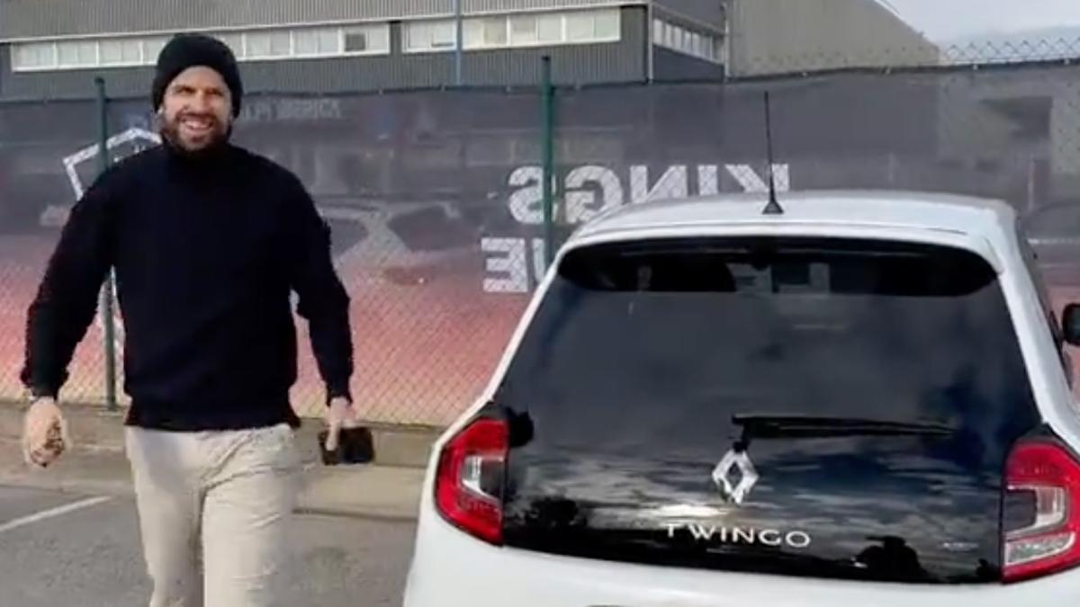 Piqué sale de un Twingo.