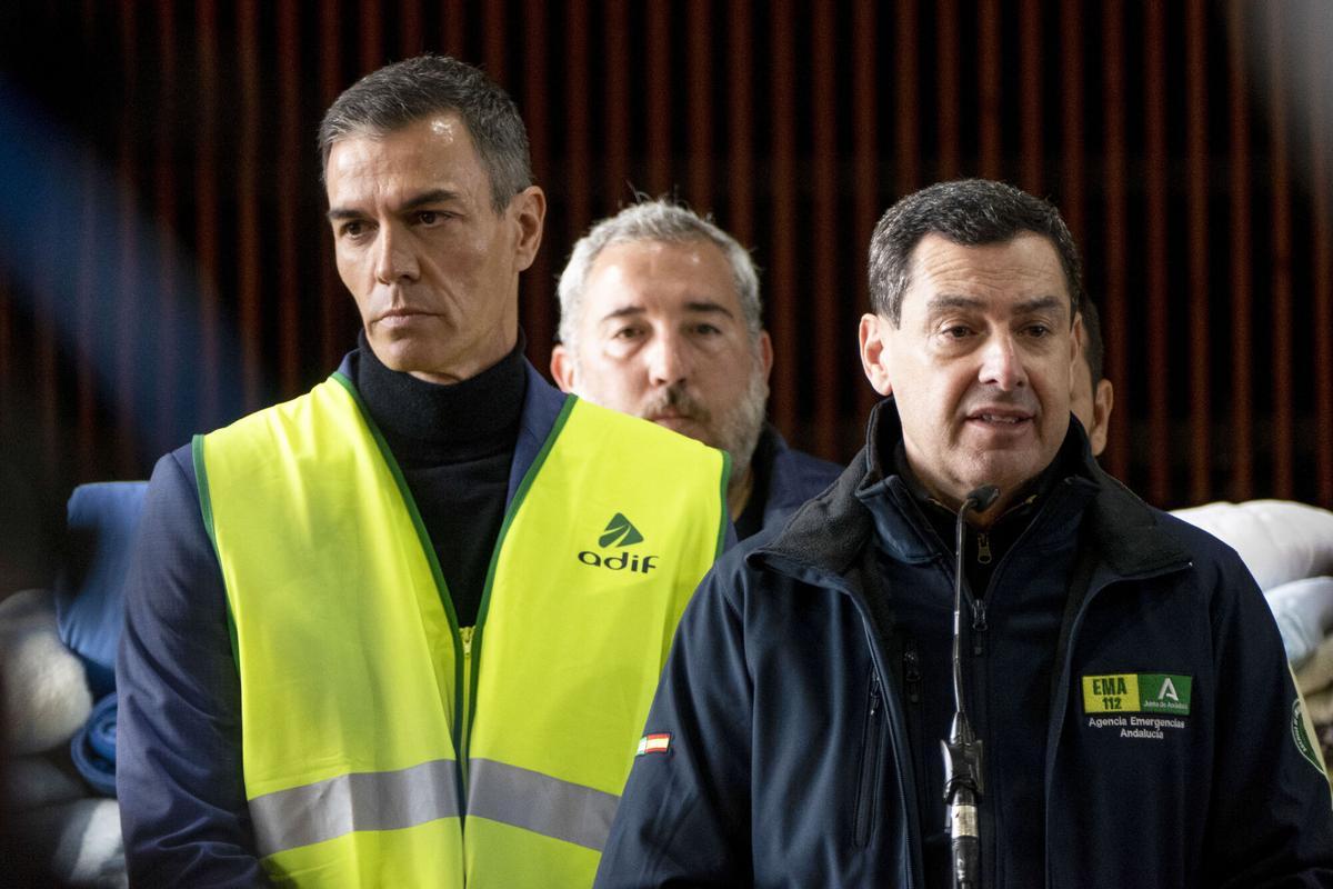 Juanma Moreno y Pedro Sánchez en la visita a Adamuz