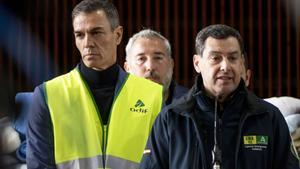 El presidente de la Junta de Andalucía, Juanma Moreno, junto al presidente del Gobierno, Pedro Sánchez.