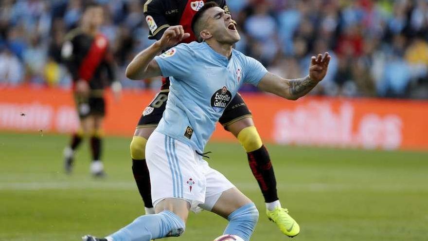 Maxi Gómez, en una acción en la que reclamó penalti. // José Lores