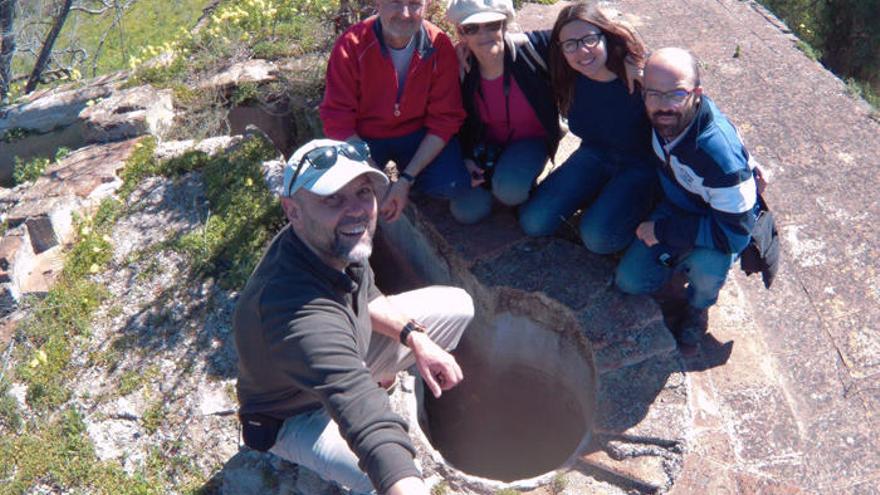 El profesor Francisco Rodríguez Marín, arriba a la izquierda, junto a unos amigos ante un cubillo del Molino de Soliva, esta semana.