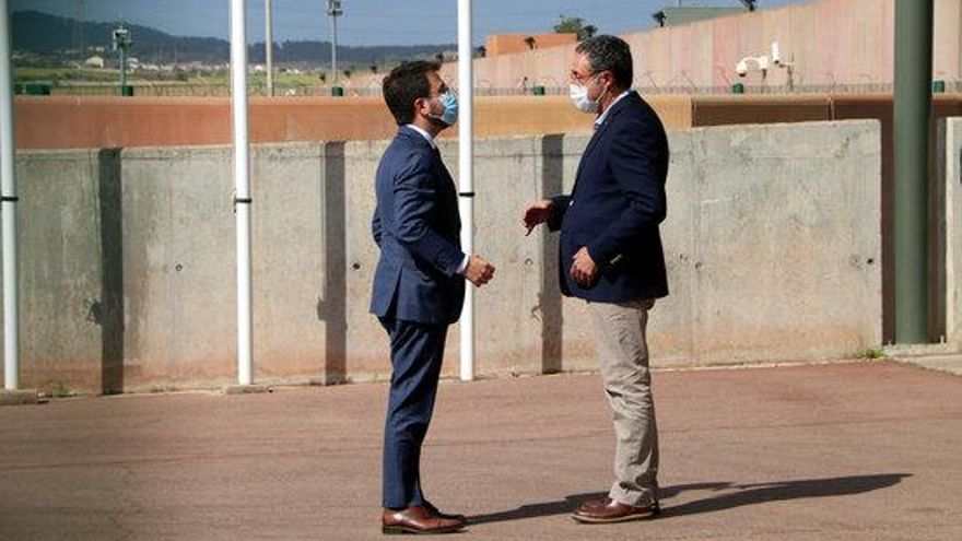 El president de la Generalitat, Pere Aragonès, conversant amb el director general de Serveis Penitenciaris, Amand Calderó