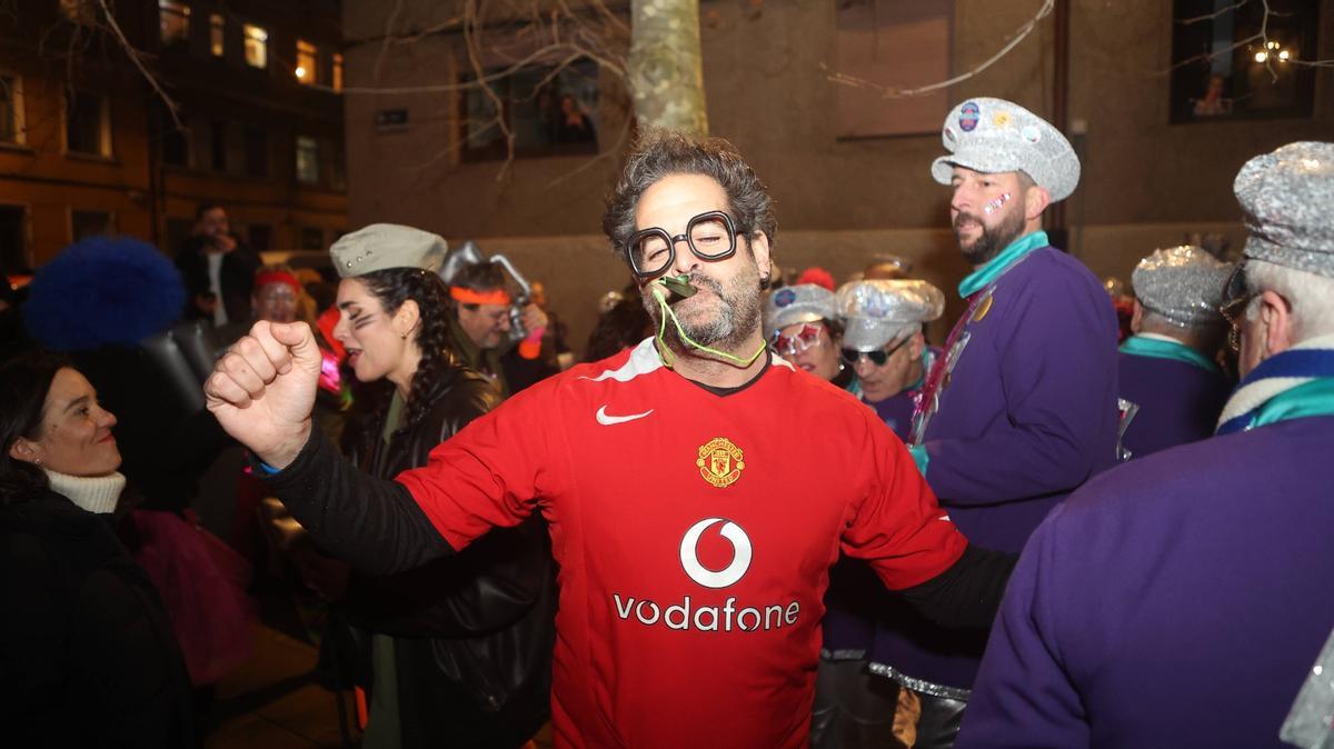 Los 'súbditos' del Momo celebran la llegada del Entroido contra viento y marea