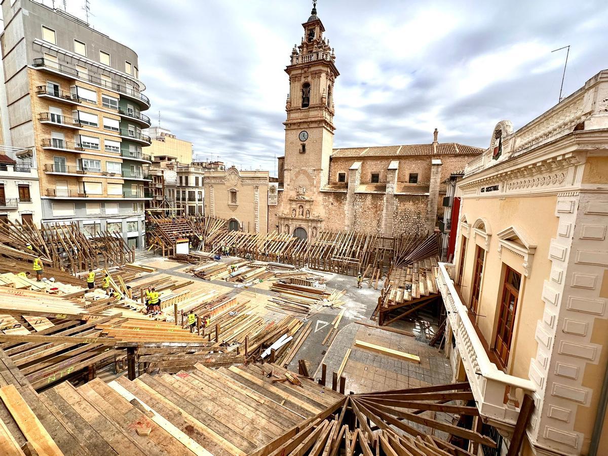 Trabajos de montaje del coso rectangular de Algemesí, en una imagen de este viernes.
