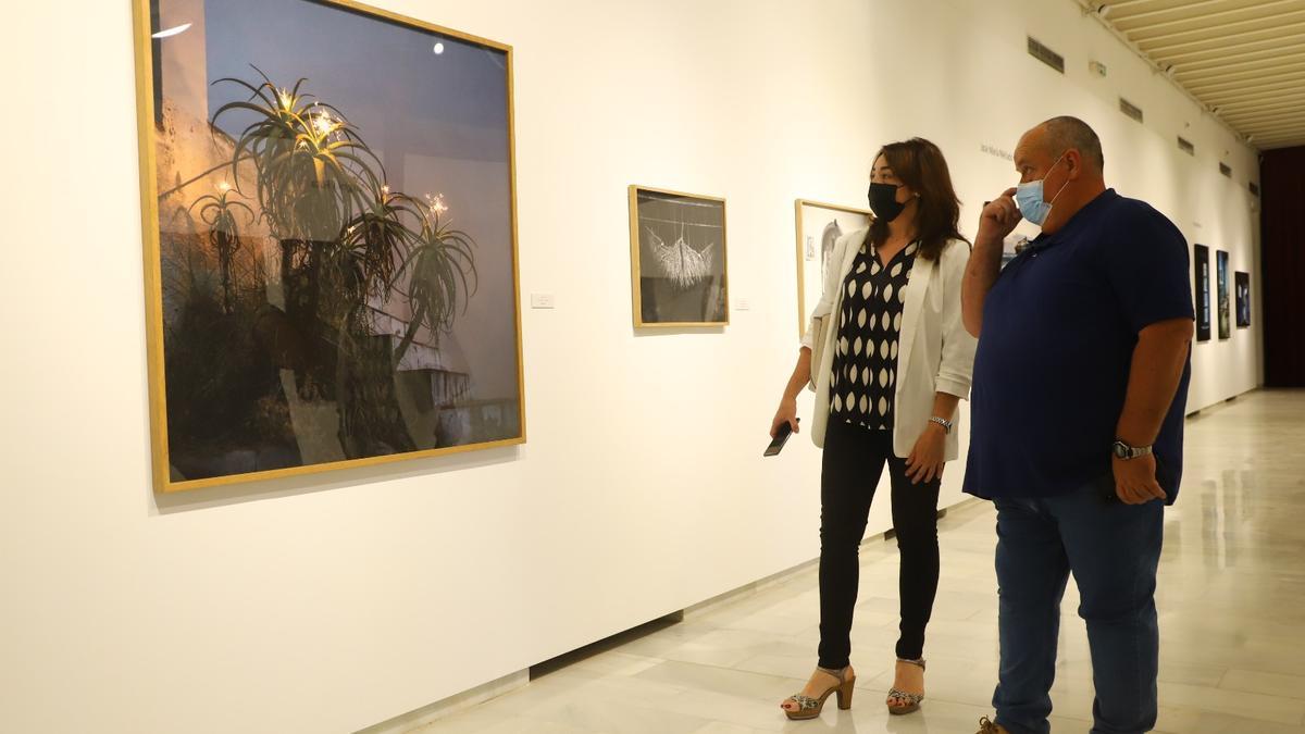 Dos visitantes observan una obra de la cordobesa Lola Guerrera.