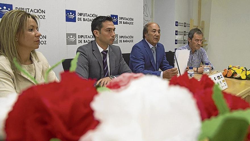 Flores de papel y aviones, en honor de la Virgen de Loreto de Higuera de Vargas