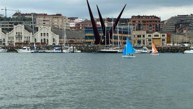 Barcos en la regata inclusiva de Avilés.