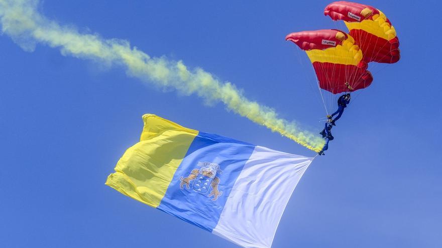 Cientos de personas presencian las acrobacias de la Patrulla Águila en Las Canteras