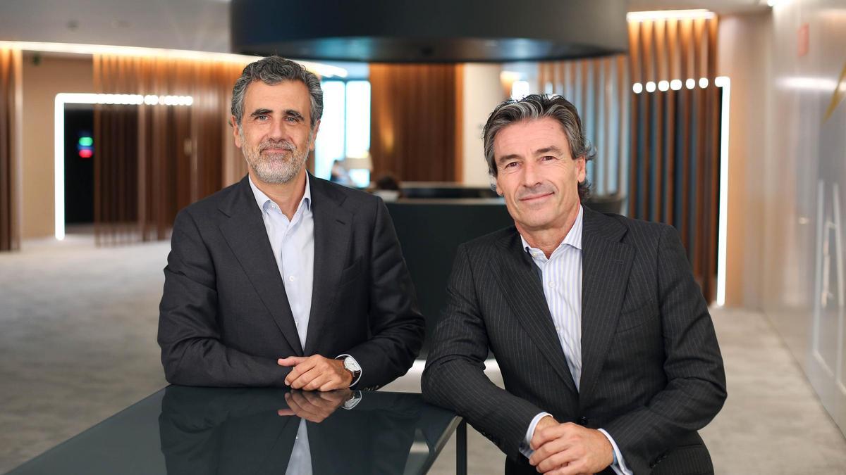 Pelayo Novoa (I) socio responsable de las oficinas de EY en Galicia y Federico Linares, presidente de EY en España