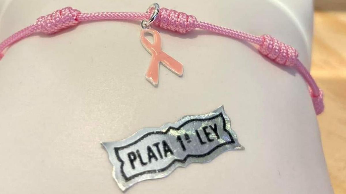 Pulsera solidaria de UCCTA contra el cáncer de mama. | Cedida