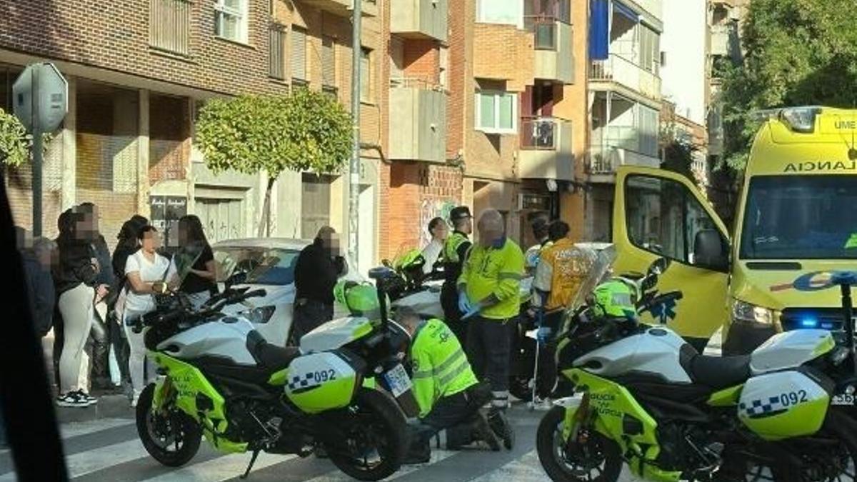 Los sanitarios atienden al herido en la calle Pina de Murcia.