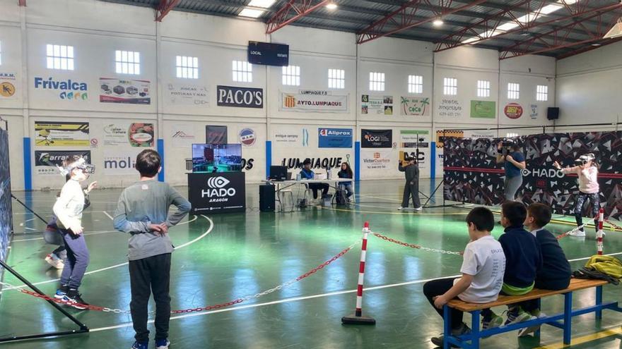 Los niños de Lumpiaque jugaron a Hado en el pabellón. | SERVICIO ESPECIAL