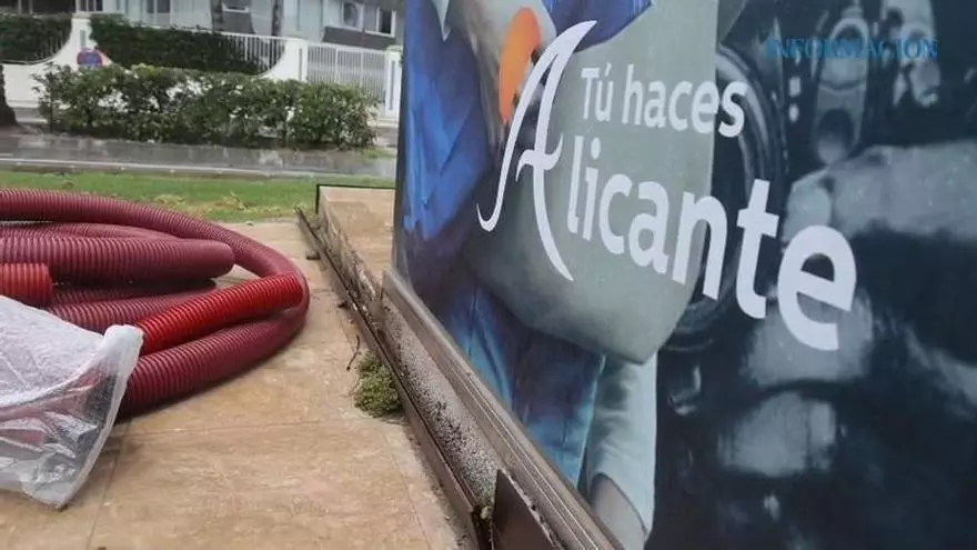 Pérgolas inseguras en el paseo de la playa de San Juan