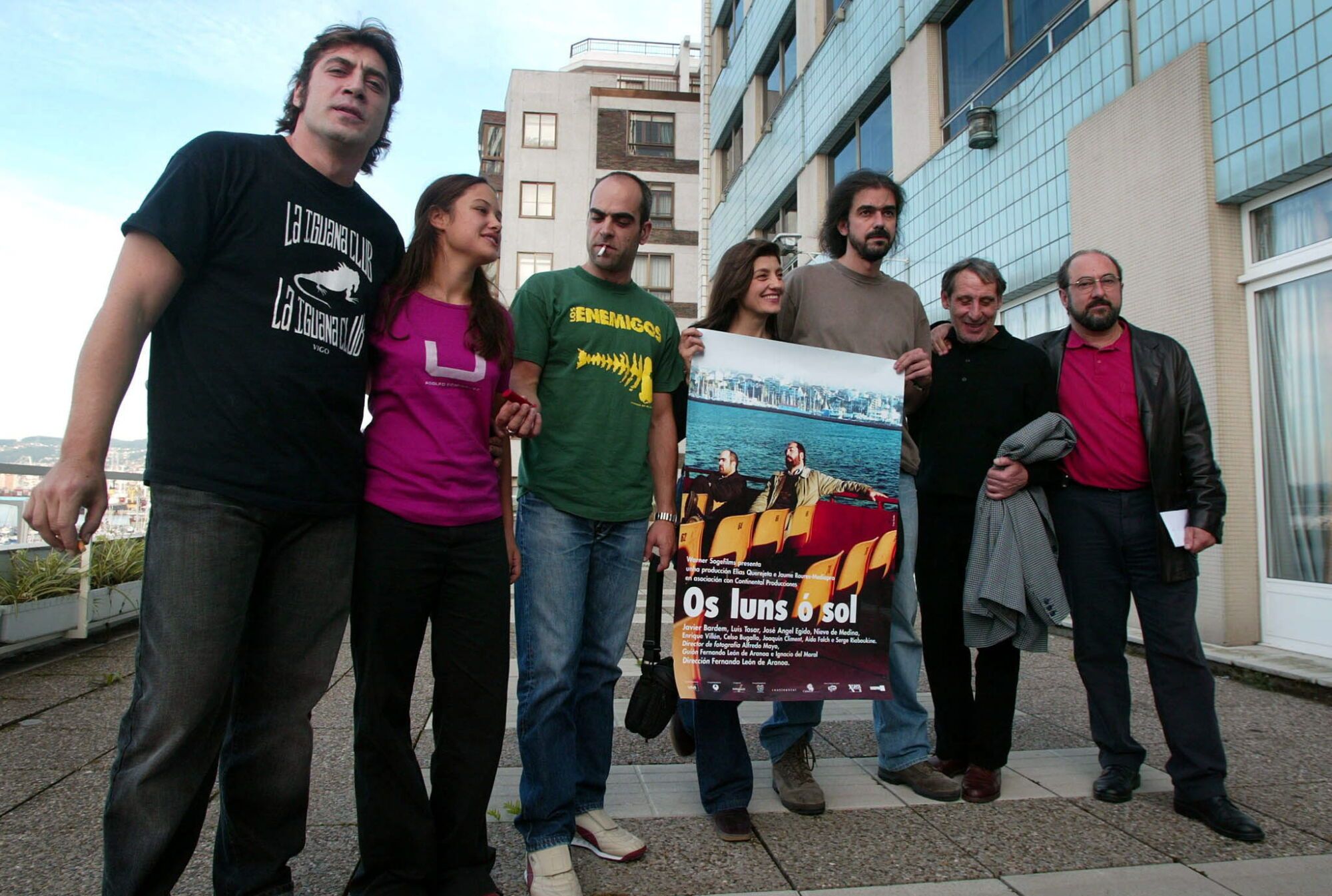 VGO.03.Vigo (Pontevedra).- Los actores y el director de "Los lunes al sol", Javier Bardem, Aida Folch, Luis Tosar, Nieve de Medina, Fernando León de Aranoa, Celso Bugallo y José Angel Egido (de izq. a der.) posan en Vigo con un cartel de la película que hoy ha sido estrenada comercialmente.EFE/MIGUEL RIOPA/jma. CINE ESPAÑOL. PELICULAS ESPAÑOLAS. PRESENTACIONES. ACTORES ESPAÑOLES.