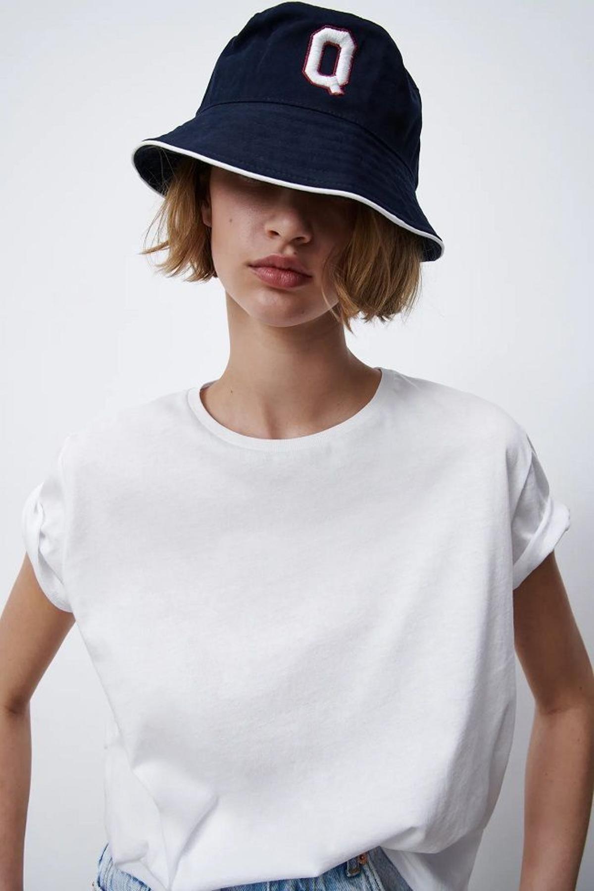 Gorro 'bucket hat' con inicial bordada, de Zara