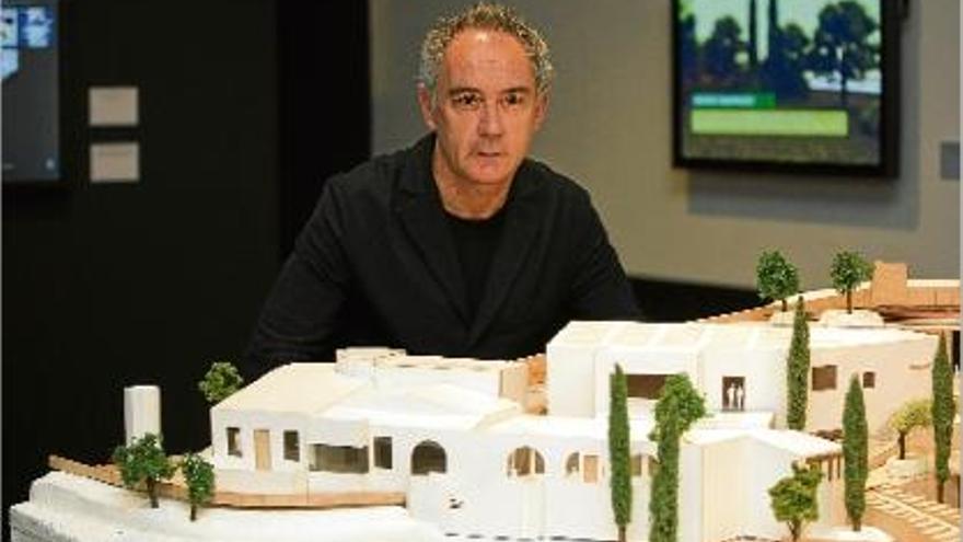 Ferran Adrià, amb la maqueta del BulliFoundation que es va exposar al Palau Robert de Barcelona.