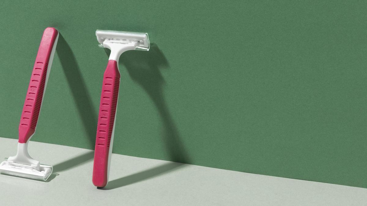 Una simple cuchilla de afeitar hará que tu jersey luzca como nuevo.