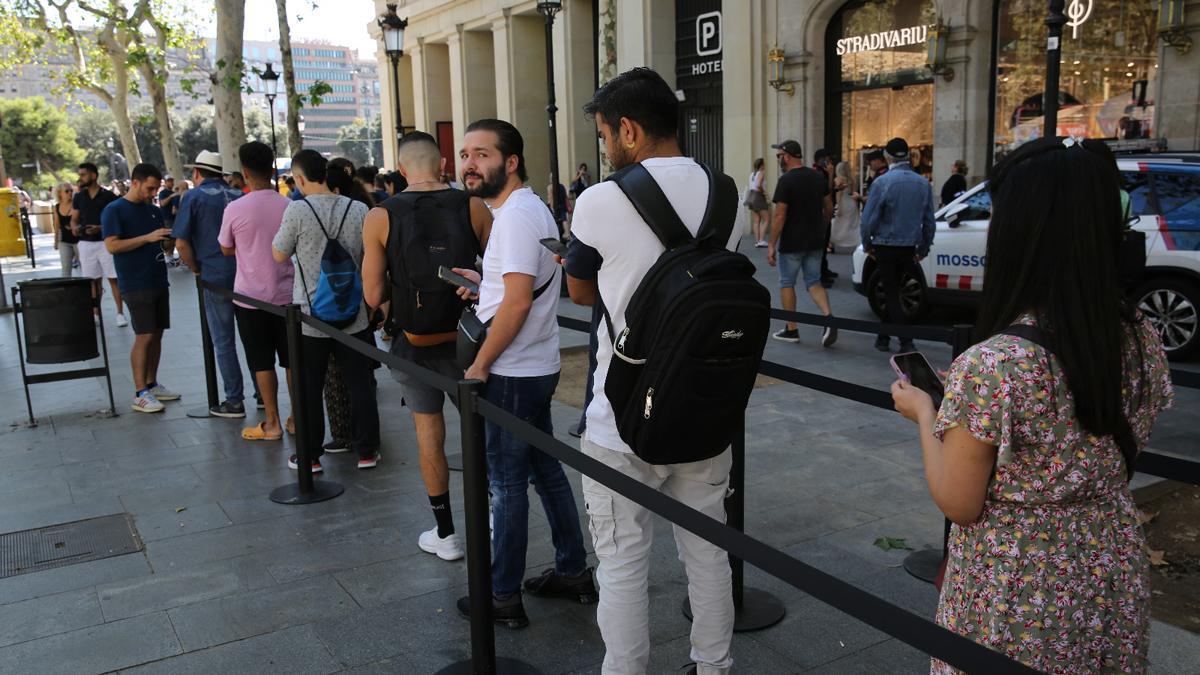 Colas para comprar el nuevo iPhone 15 en Barcelona