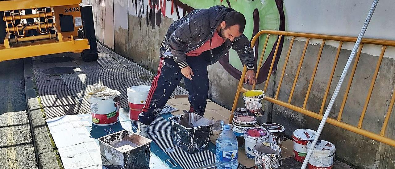 Joseba Muruzábal durante los trabajos para iniciar el mural en la calle Sabino Alonso Fueyo. | E. P.