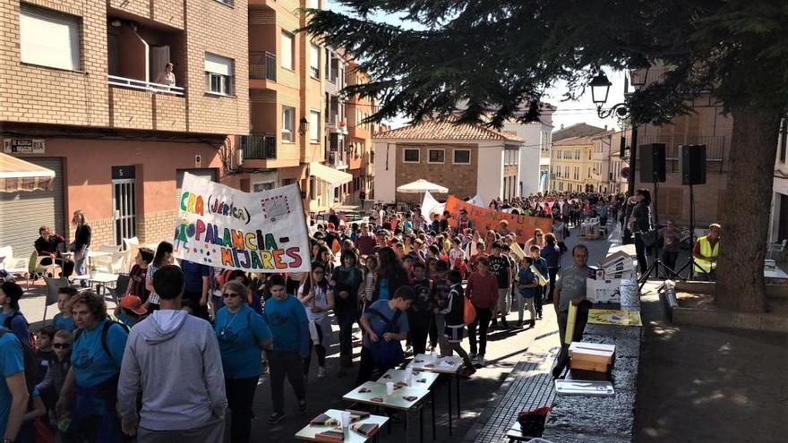 Más de 2.500 personas participan en la &quot;trobada&quot; del valenciano en el Alto Palancia