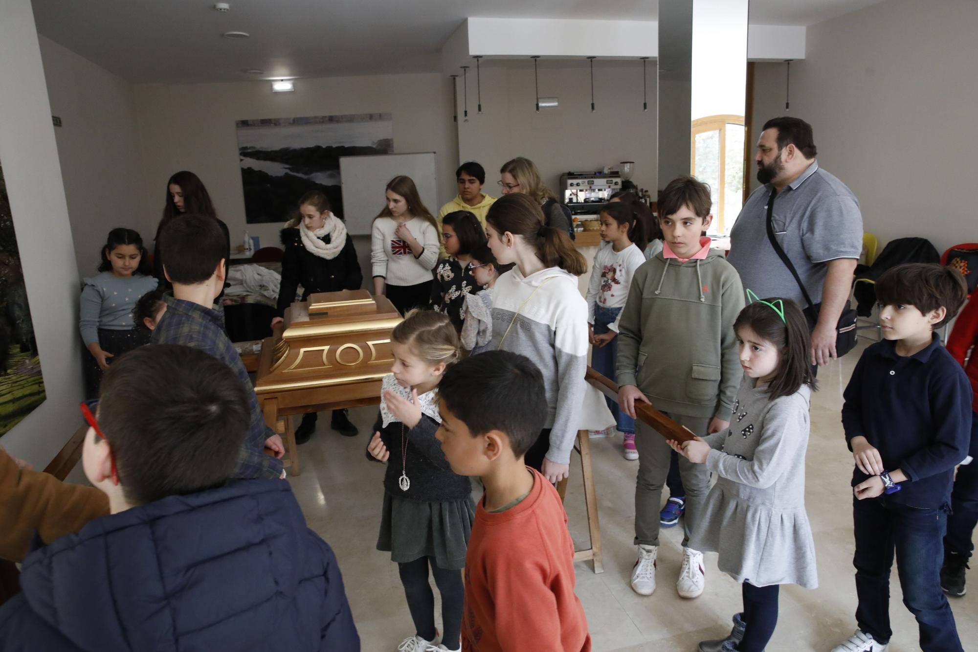 En imágenes: Ensayo de la Cofradía del Niño del Remedio para su procesión de Semana Santa