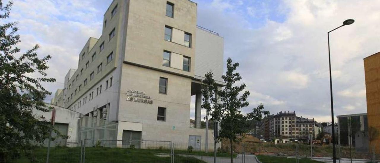 La residencia del campus de Ourense, con la valla que impide el paso a la misma y el uso de los nuevos viales. // Jesús Regal