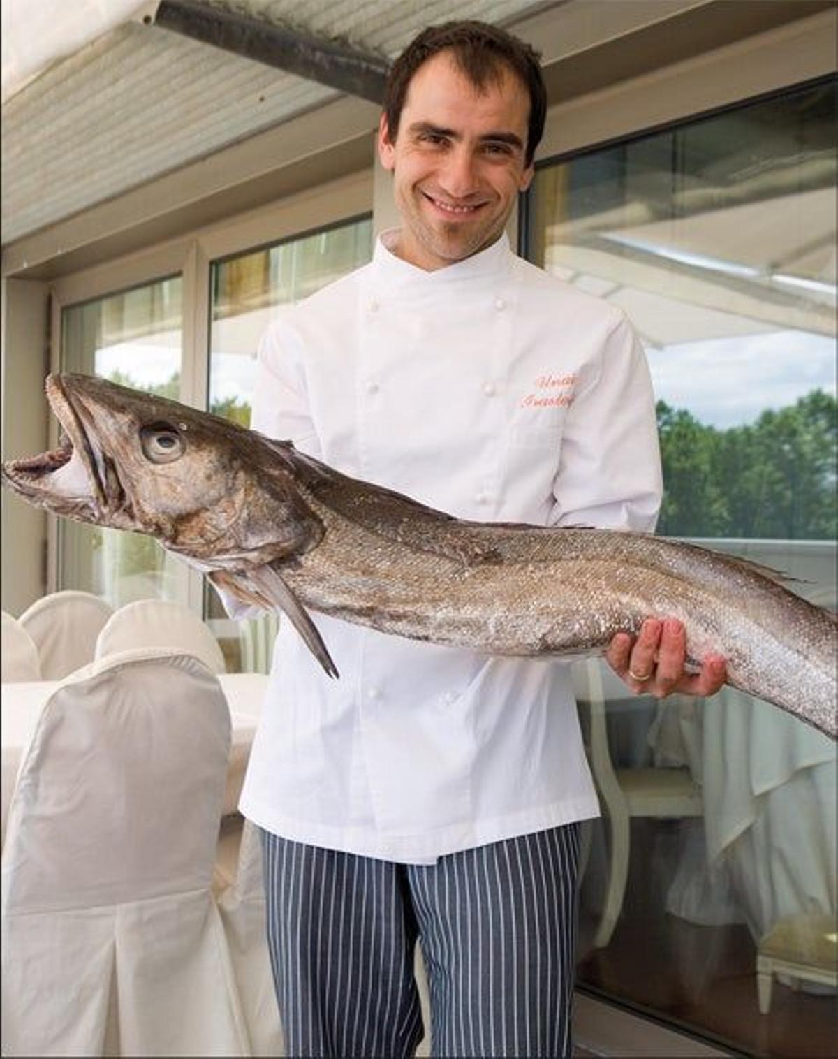 Fernando Canales
controla la calidad
de todos los productos
que entran en la
cocina de Etxanobe.
