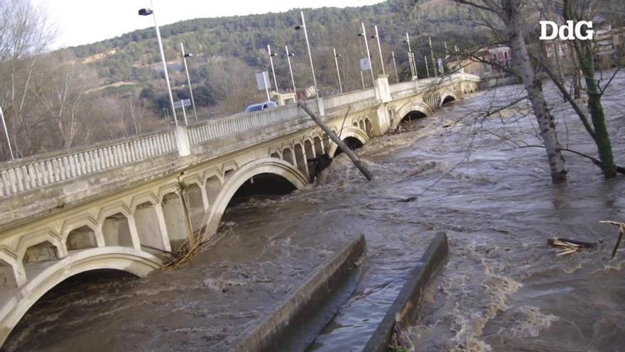 Un arbre cau al mig del Pont de l'Aigua