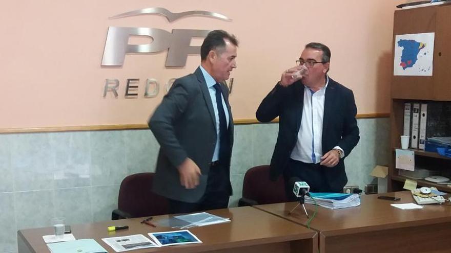 Fernández y Bernabé, hoy, en la sede del PP de Redován