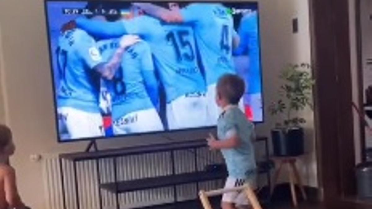 El pequeño Francesco celebra el gol del delantero de Moaña.