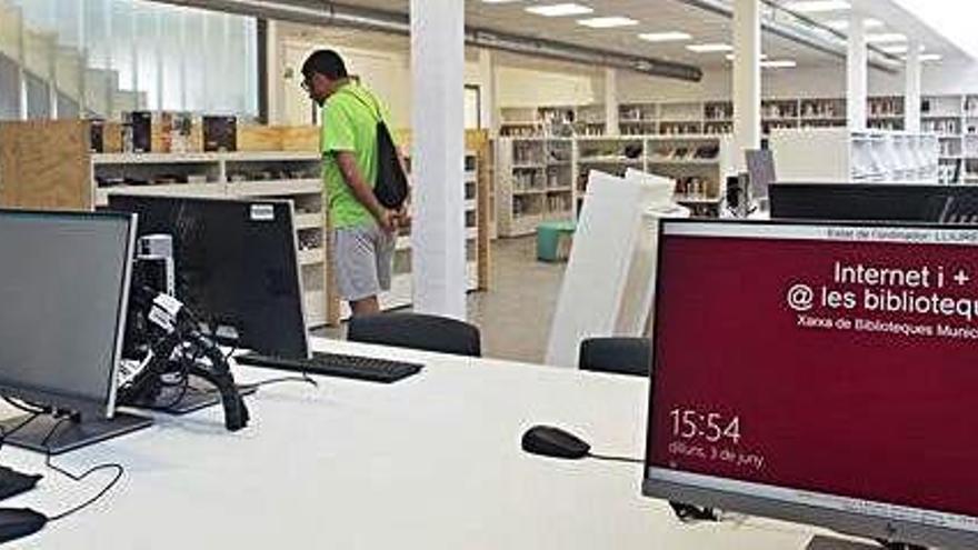 Les primeres persones que van accedir ahir a la nova biblioteca d&#039;Òdena
