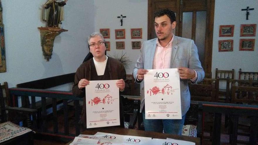 Tomás del Bien y Amalia Sánchez presentan el cartel promocional de los actos organizados con motivo del IV centenario del convento.