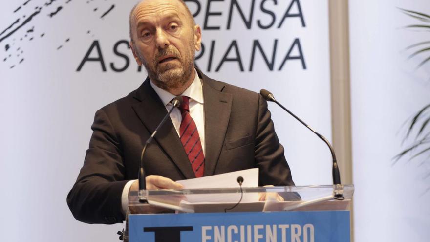 Juan Cofiño, durante su discurso, en el I Encuentro de Alcaldes y Alcaldesas. | Miki López / Irma Collín