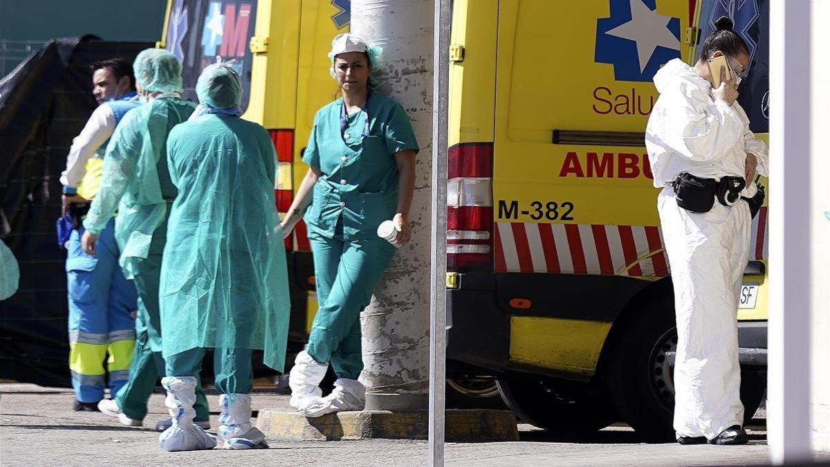 Enfermeros tomándose un respiro frente la entrada de Urgencias del Hospital 12 de Octubre