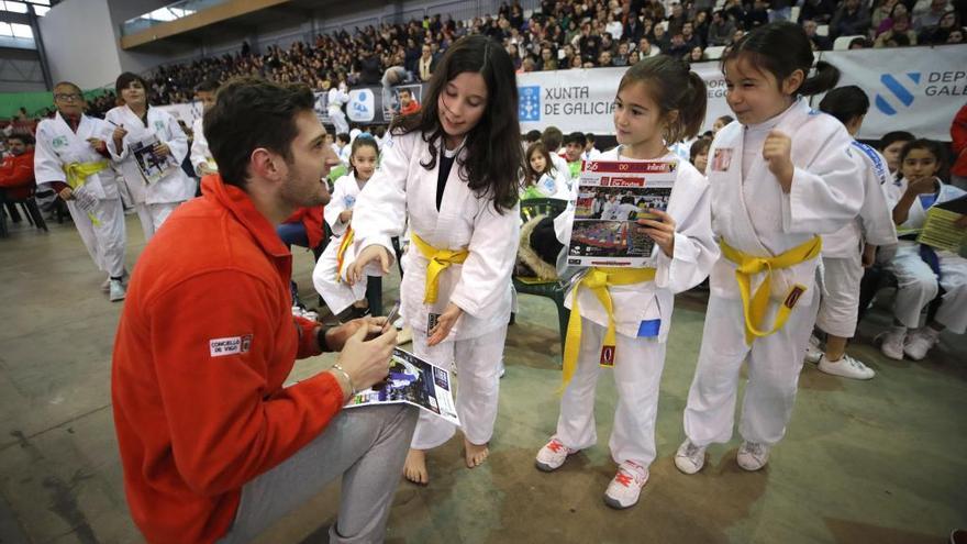 Sherazadishvili firma autógrafos en su reciente visita a la Fiesta del Judo infantil, en el Ifevi. // Alba Villar