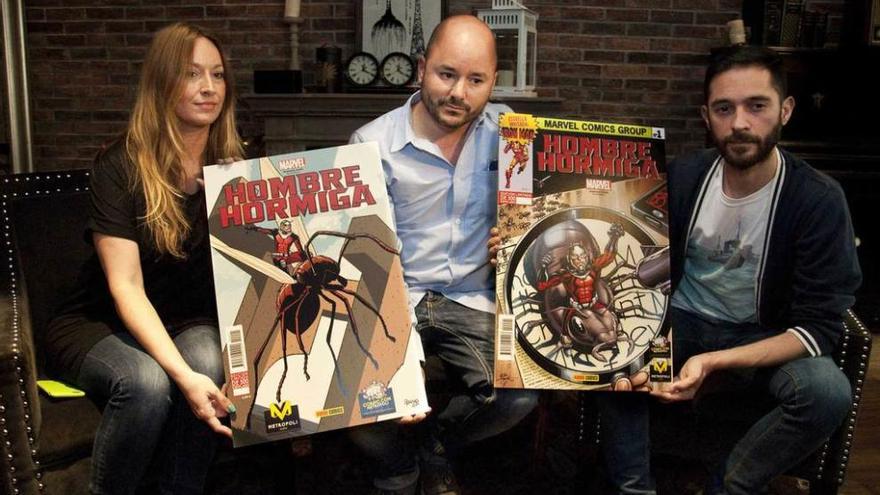 Por la izquierda, Suka García, Marino González e Iker González, ayer, con las portadas gijonesas de &quot;Hombre Hormiga&quot;.