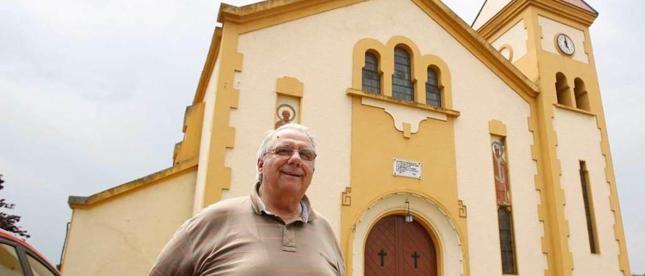 José Luis López, delante de la iglesia de Soto del Barco.