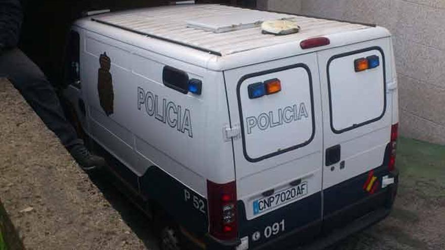 Uno de los furgones llegando a los juzgados. //A.A.