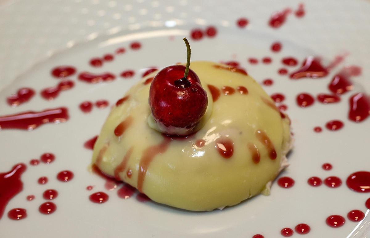 Crujiente de chocolate con mousse de cerezas.