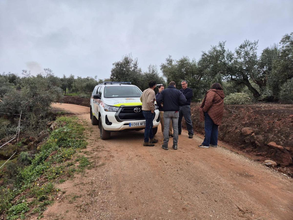 La alcaldesa y el concejal, con los técnicos de la Junta en uno de los caminos de Montoro.